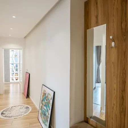 Premium In The Center 地拉那