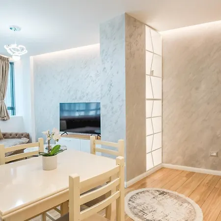 Premium In The Center 地拉那