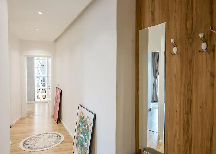 Premium In The Center ティラナ